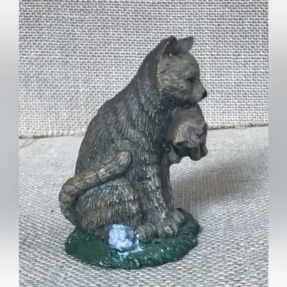 Vintage Mama Cat Holding Baby Kitten Resin Figurine Kitsch Goblin Cottage Core